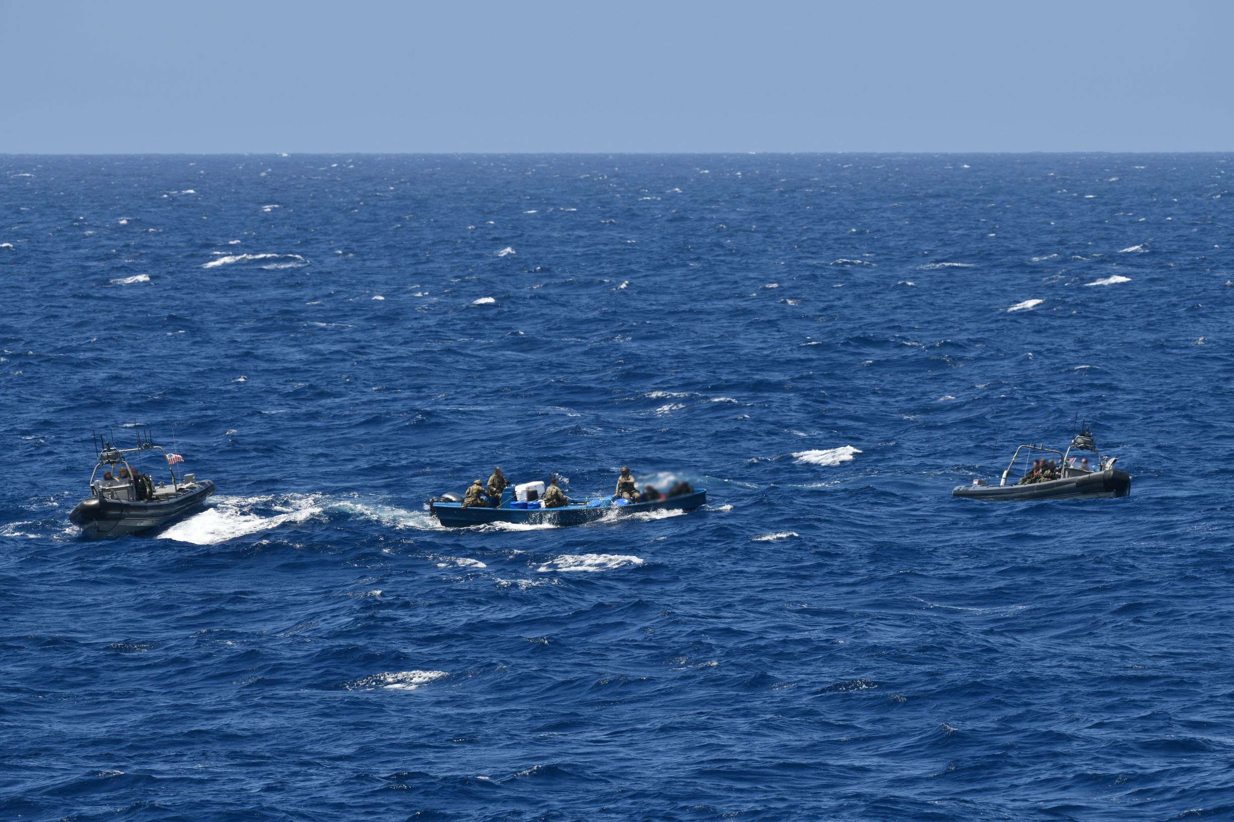 Marine onderschept drie drugstransporten in een week