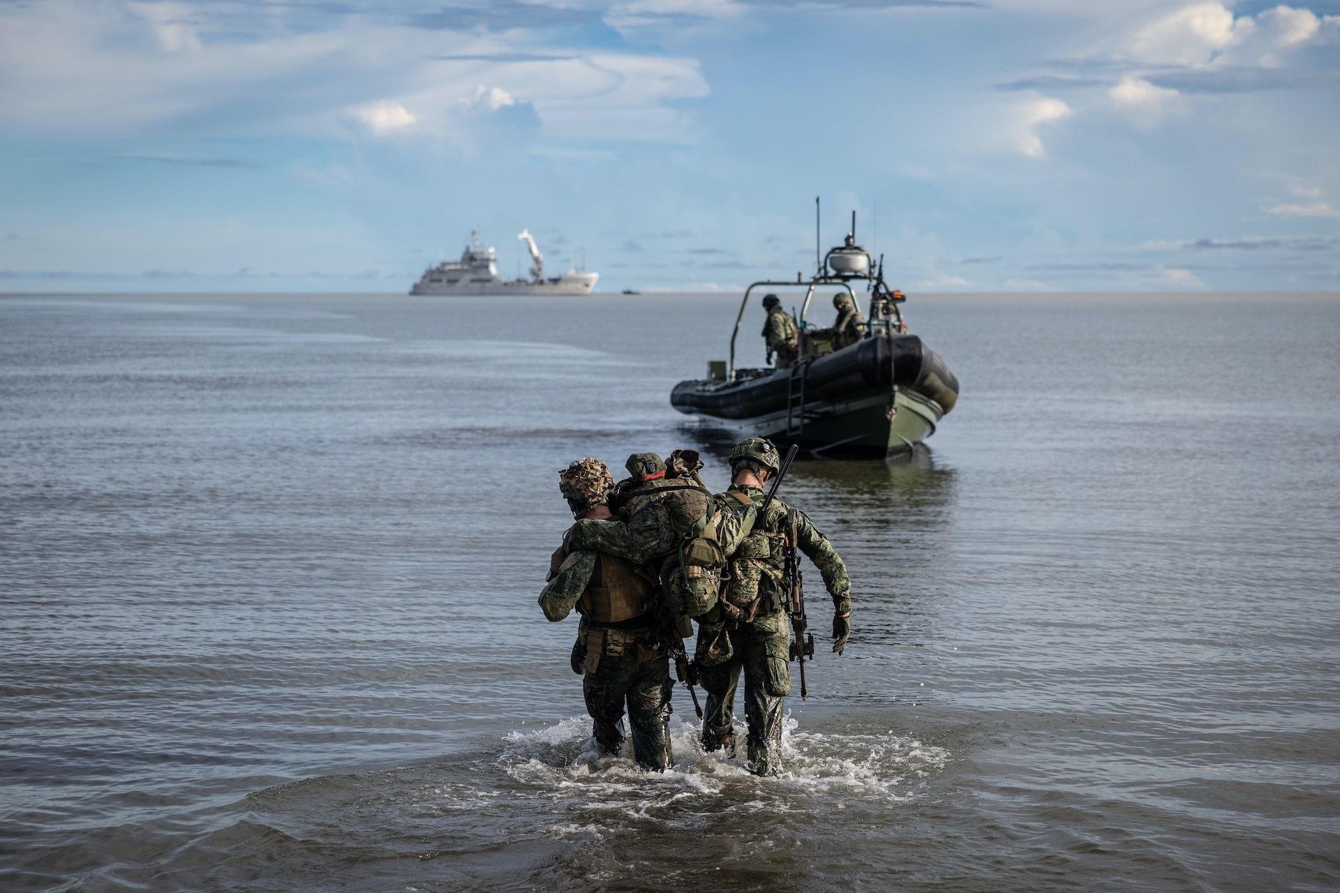 Nederlandse en Colombiaanse mariniers en marine trainen samen in Colombia