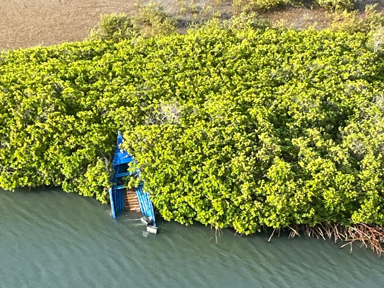 Kustwacht onderschept boot met drugs, wapens en munitie