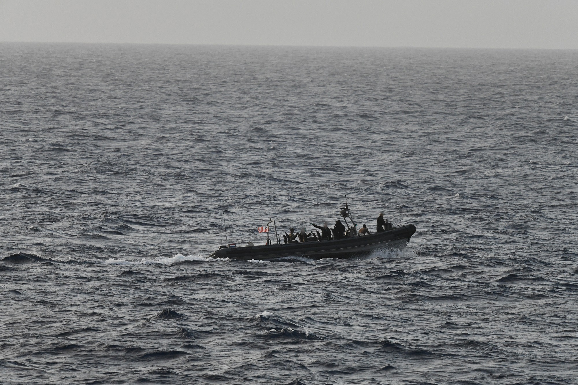 Binnen 1 uur direct raak voor Zr.Ms. Friesland: 3.000 kilo drugs onderschept