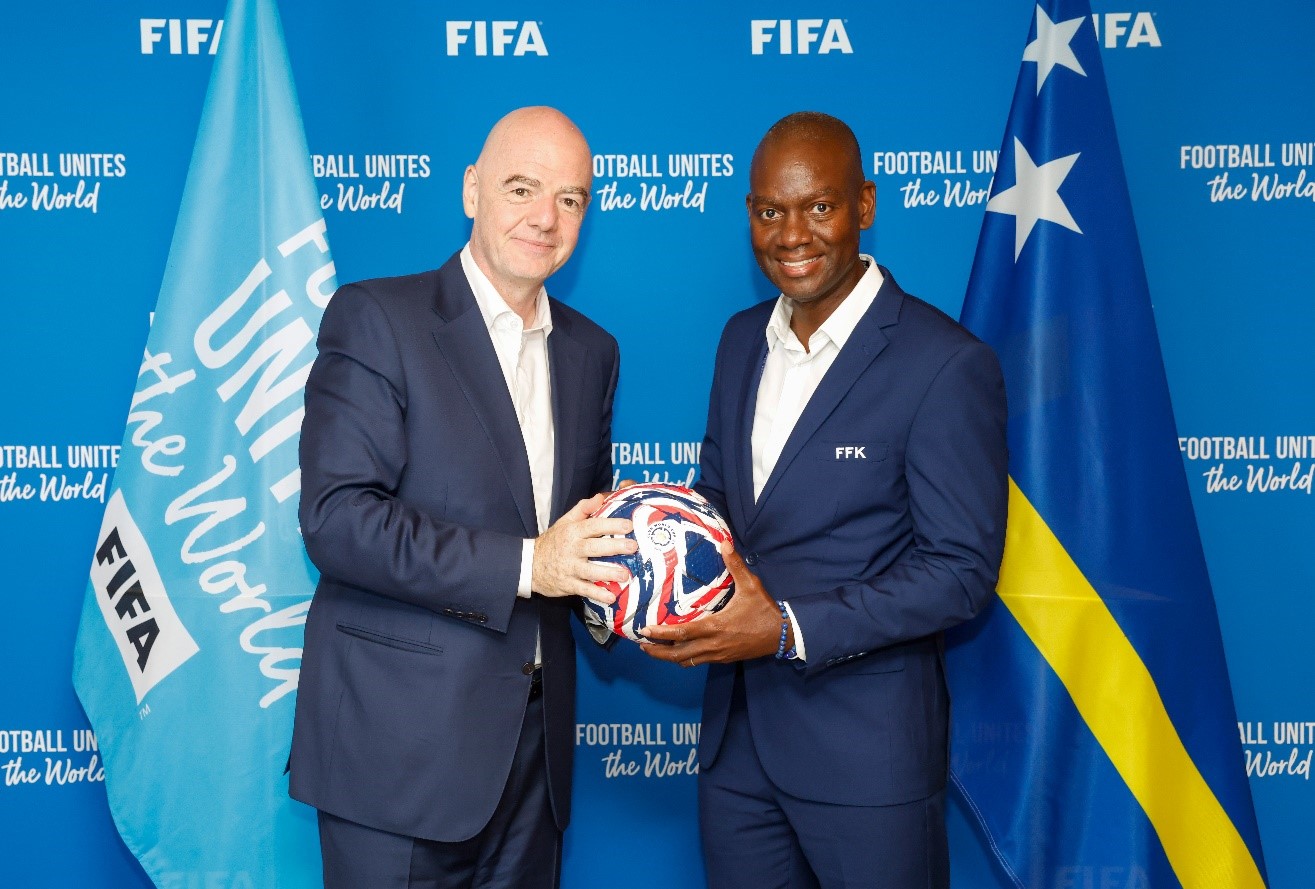 FIFA-president Gianni Infantino en FFK-voorzitter Gilbert Martina voeren overleg