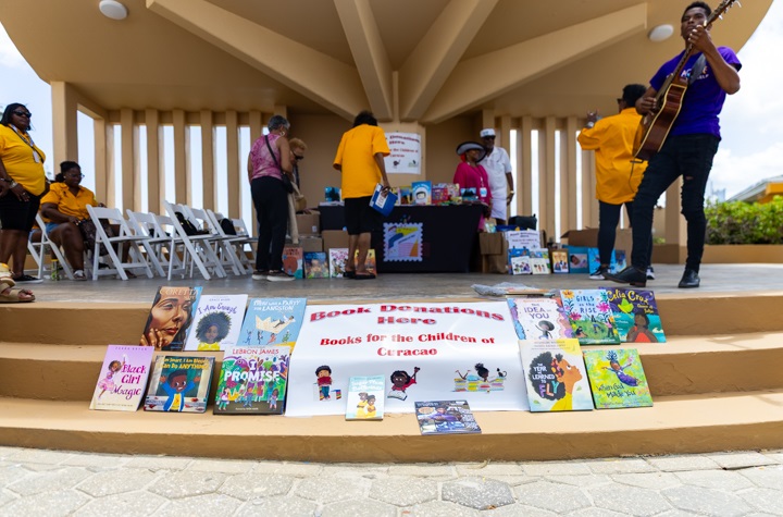 Culturele cruise ‘Festival at Sea’ doneert duizend boeken aan kinderen op Curaçao