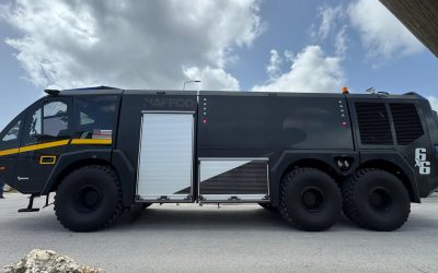 Bijzondere brandweerwagen op luchthaven gearriveerd