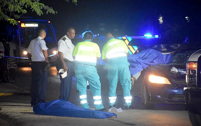 Vrouw komt om bij auto ongeluk Seru Loraweg