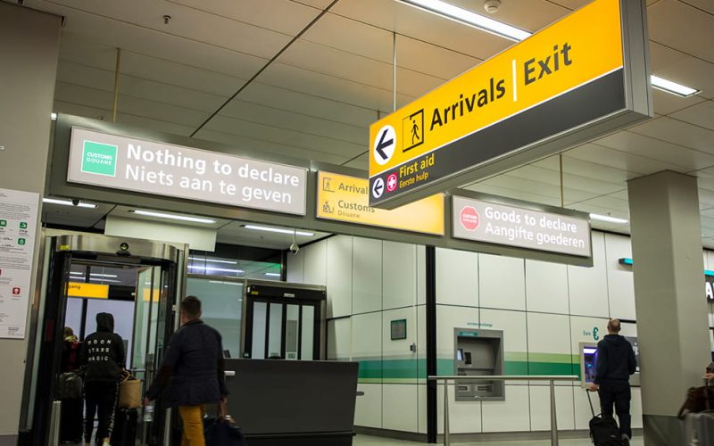 Douane Schiphol en Stichting Ocan organiseren gesprek met reizigers over 100%-controles