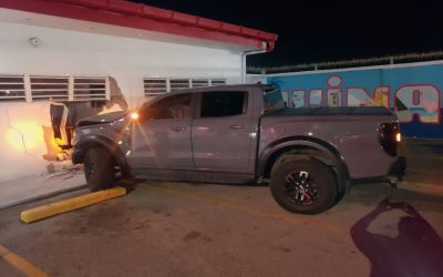 Politie Sint Maarten onderzoekt botsing pick-up tegen Winair-gebouw