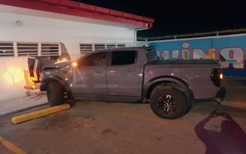 Politie Sint Maarten onderzoekt botsing pick-up tegen Winair-gebouw