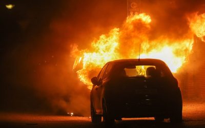 Onbekenden steken bruine Kia Picanto in de brand