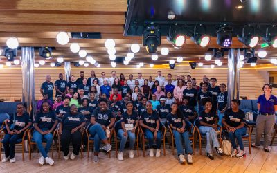 Curaçaose studenten nemen deel aan educatieve sessie aan boord cruiseschip Carnival Celebration