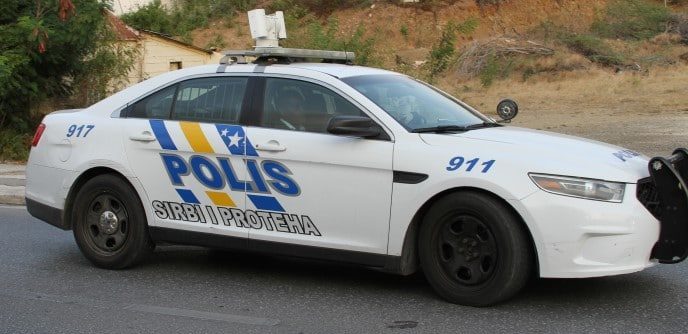 Politie verricht twee gerechtelijke invallen met aanhouding voor overtreding van de drugswet