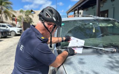Politie Bonaire plaatst waarschuwingsbrieven op voertuigen van foutparkeerders