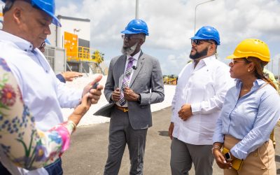 Premier Pisas en Minister Middelhof bezoeken nieuwe batterijcentrale Aqualectra