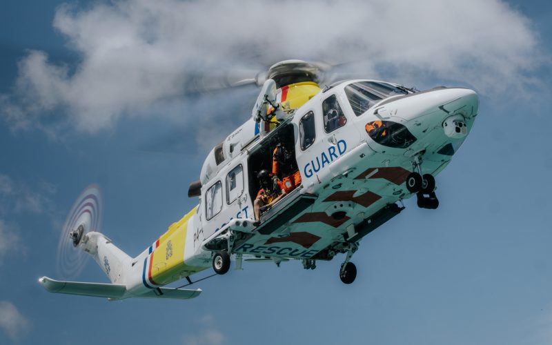 Kustwacht redt drie vissers uit zee nadat hun boot was omgeslagen