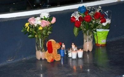 Nabestaanden femicide slachtoffer leggen bloemen