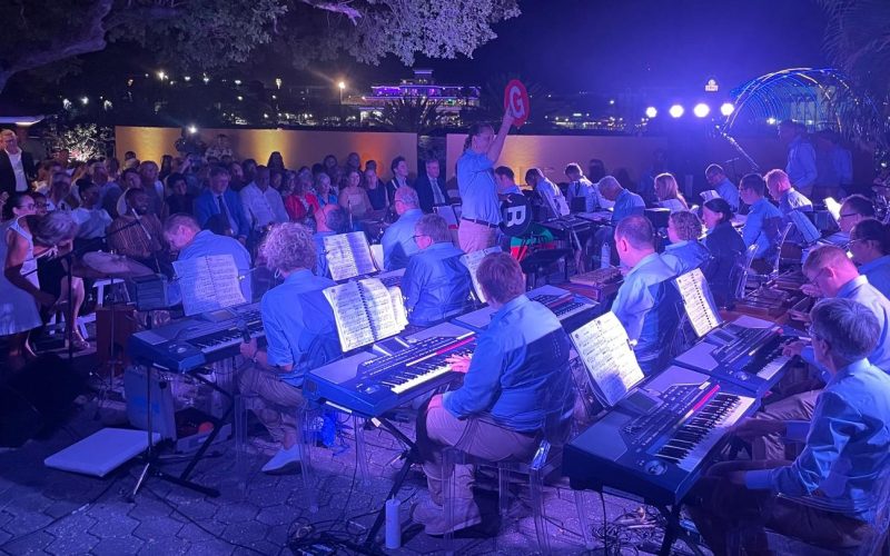 Jostiband treedt op in de tuin van het Paleis van de Gouverneur