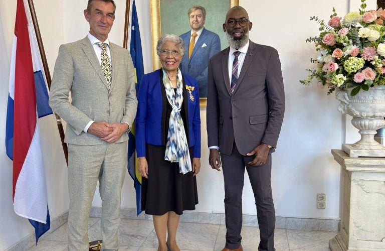 Koninklijke onderscheiding voor Gouverneur Lucille George-Wout