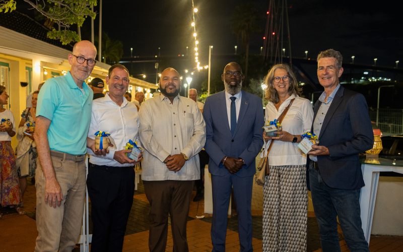 Ambassadeurs krijgen rondleiding door Otrobanda van minister Middelhof