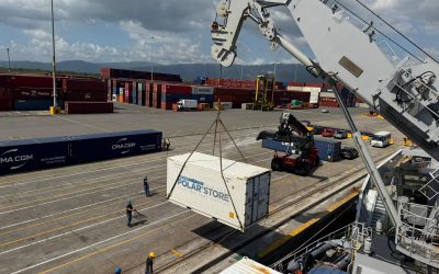 Zr.Ms. Pelikaan levert hulpgoederen af op Jamaica