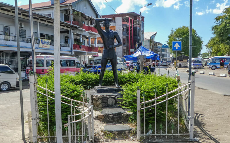 Prominente Surinamers eisen dat koning en koningin krans leggen bij standbeeld van Kwakoe