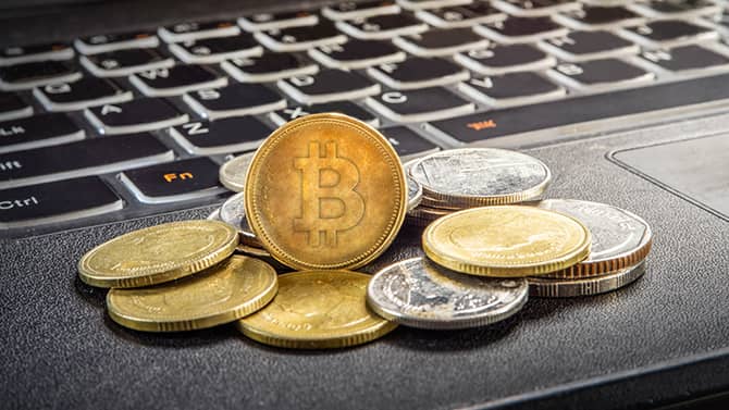 Politie Aruba arresteert vier mannen op verdenking van witwassen via cryptovaluta