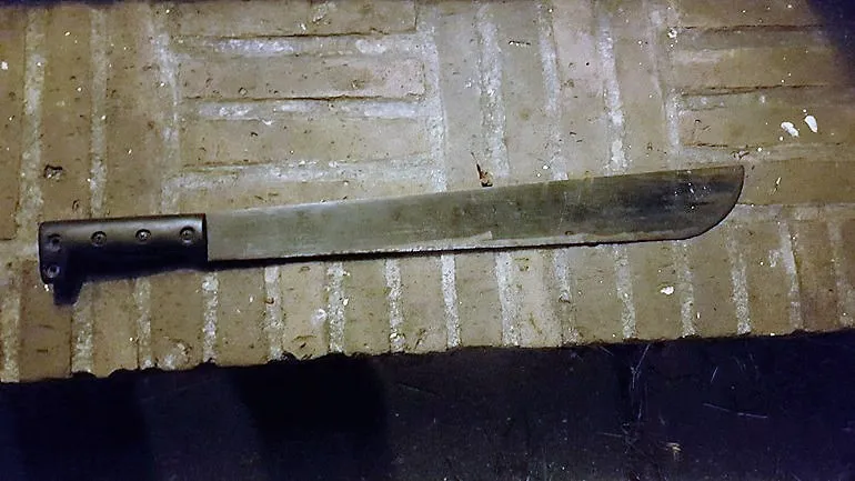 Politie arresteert man (28) die zijn buren bedreigt met machete