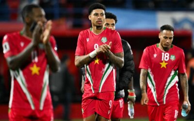 Ten Cate pakt door en voegt ook Hasselbaink toe aan staf Suriname