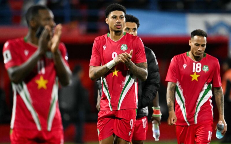 Ten Cate pakt door en voegt ook Hasselbaink toe aan staf Suriname