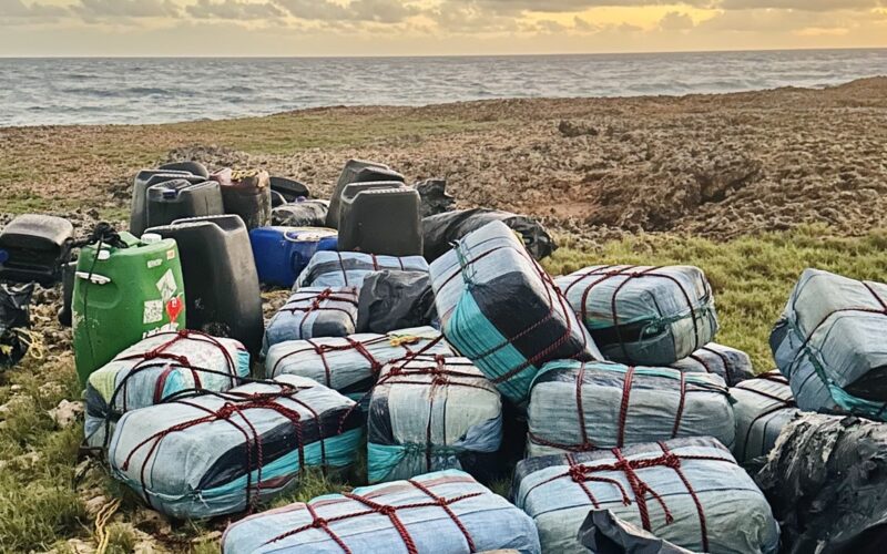 Kustwacht Aruba: Vijf mannen gearresteerd en grote hoeveelheid drugs in beslag genomen