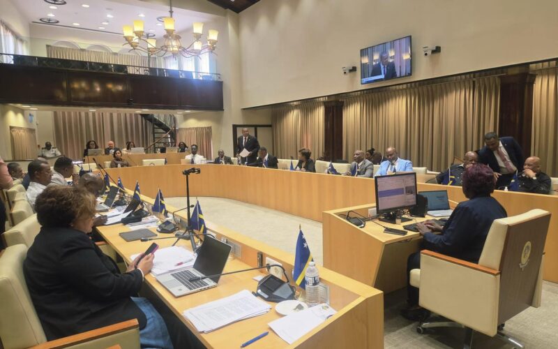 Parlement stemt in met motie voor evaluatie van de salarissenstructuur van ambtenaren