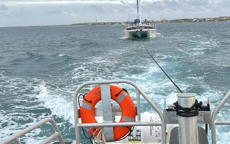 Kustwacht Aruba helpt zeilboot in problemen
