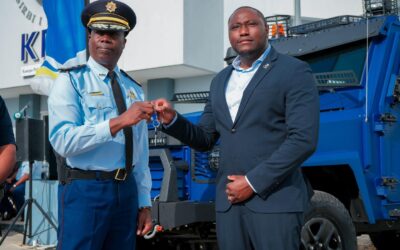 Minister overhandigt twee ME-voertuigen aan politie