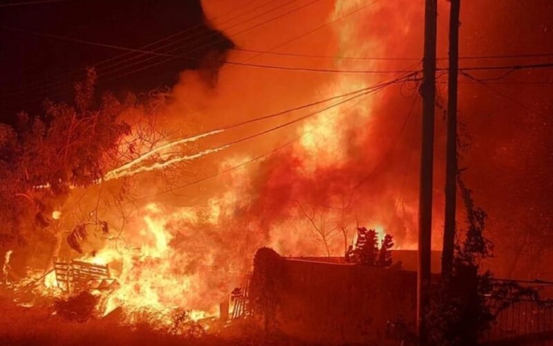 Houten huis in brand tijdens Afscheidsparade
