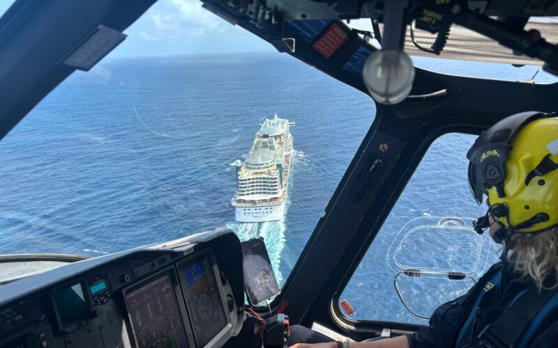 Kustwachthelikopter evacueert man van cruiseschip