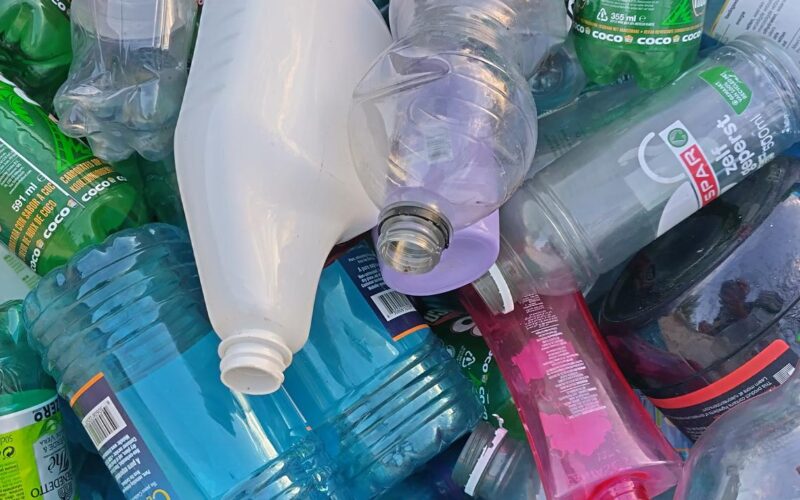 Recyclingcentra stoppen met gekleurde PET-flessen