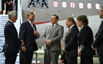 Koning op Aruba voor 50 jaar vlag en 40 jaar Status Aparte