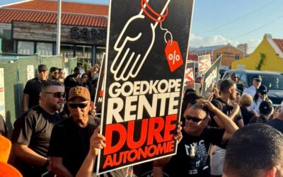 Vakbonden protesteren tegen HOFA bij bezoek koning aan Aruba