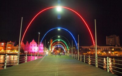 Pontjesbrug rood verlicht door Rode Kruis