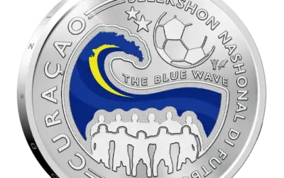 Dick Advocaat en Juninho Bacuna slaan unieke herdenkingsmunt voor WK-kwalificatie Curaçao