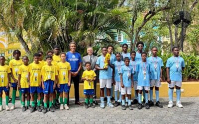 Gouverneur de Kort ontvangt jonge voetbaltalenten in paleistuin