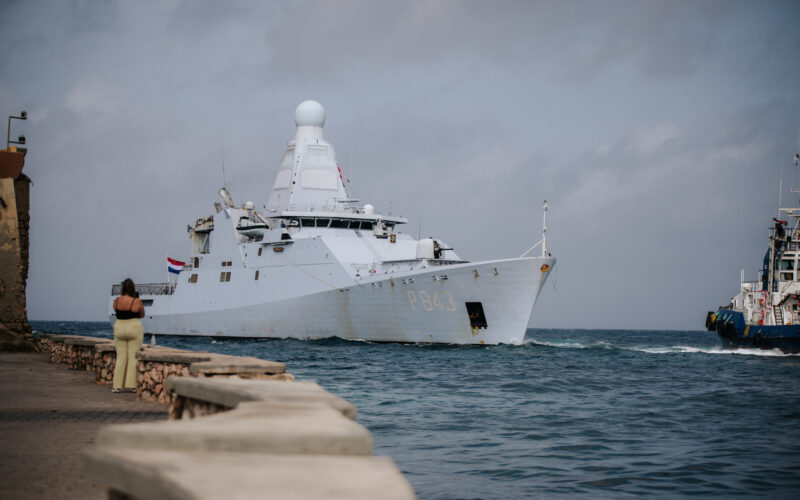 Zr.Ms. Groningen lost Friesland af als stationsschip in het Caribisch gebied