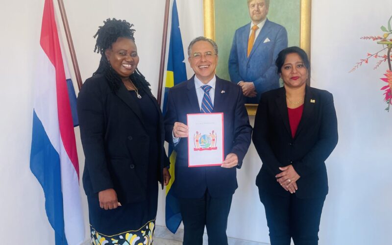 Gouverneur De Kort ontvangt nieuwe Surinaamse consul