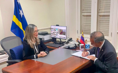 Gouverneur tekent condoleanceregister voor slachtoffers aardbeving Venezuela