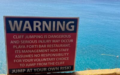Klifspringen bij Playa Forti leidt tot tientallen gebroken ruggen