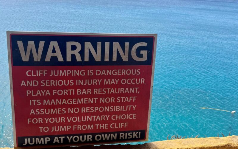 Klifspringen bij Playa Forti leidt tot tientallen gebroken ruggen