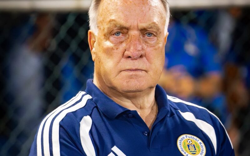 Dick Advocaat blijft aan als bondscoach Curaçao