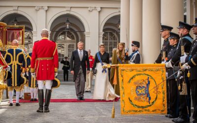 Willem-Alexander staat in troonrede stil bij banden in het Koninkrijk