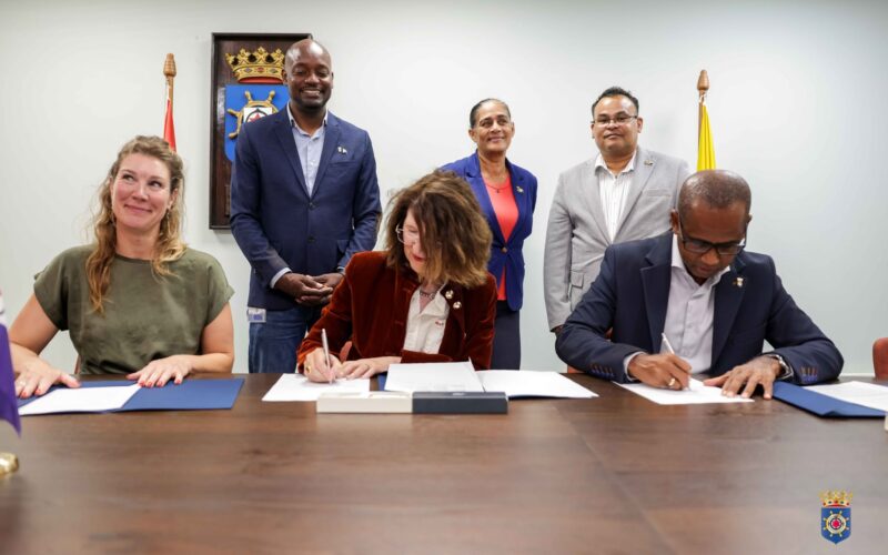 Eerste meetsensoren geplaatst voor onderzoek naar luchtkwaliteit Bonaire