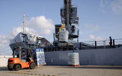 Marine brengt 220.000 liter drinkwater naar Venezuela