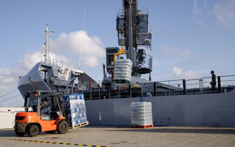 Marine brengt 220.000 liter drinkwater naar Venezuela