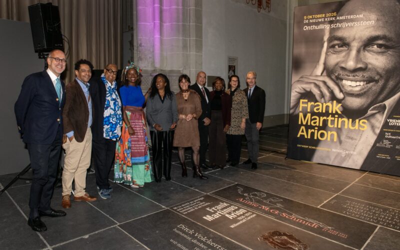 Schrijverssteen voor Frank Martinus Arion onthuld in De Nieuwe Kerk